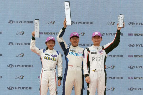 2026 현대 N 페스티벌 제2전 넥센 N2 마스터즈 클래스 시상식, 왼쪽부터 2위 김태희, 우승 이팔우, 3위 이솔기. 사진=전현철 기자.