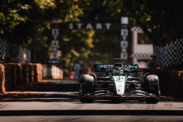 메르세데스-AMG 페트로나스 F1 팀이 ‘굿우드 페스티벌 오브 스피드’에서 실제 F1 피트레인과 개러지를 구현한 새 팬 허브를 공개한다.