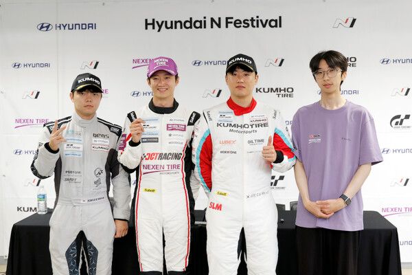 2026 현대 N 페스티벌 제2전 그란 투리스모 eN1 클래스' 레이스 2 입상자 기자회견 뒤 기념촬영. 왼쪽부터 2위 김동은, 우승 김영찬, 3위 이창욱, DCT 레이싱팀 김규민. 사진=전현철 기자