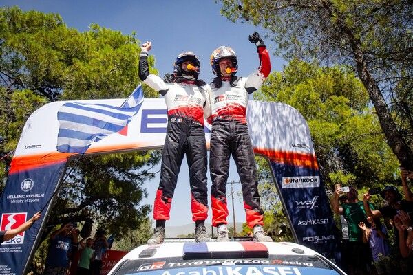 2026 WRC 아크로폴리스 랠리에서 우승을 차지하고 코드라이버인 뱅상 란디스와 함께 기뻐하는 세바스티앙 오지에(오른쪽). 사진=WRC