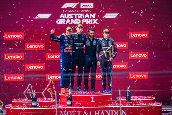 2026 F1 제8전 오스트리아 그랑프리 포디엄. 조지 러셀(가운데)이 우승했고, 막스 페르스타펜(왼쪽)과 안드레아 키미 안토넬리가 각각 2, 3위를 했다. 사진=레드불