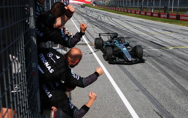 2026 F1 제8전 오스트리아 GP에서 체커기를 받는 조지 러셀. 사진=메르세데스