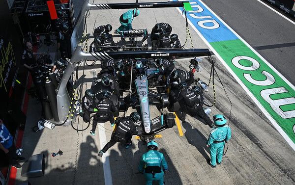 2026 F1 제8전 오스트리아 그랑프리 결선 중 조지 러셀의 피트 스톱 장면. 사진=메르세데스