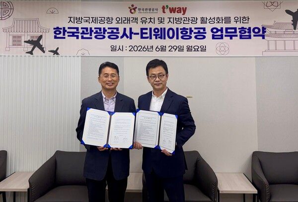 한국관광공사 국민관광본부 박정웅 본부장(왼쪽)과 티웨이항공 여객화물사업 박정수 총괄임원. 사진=한국관광공사