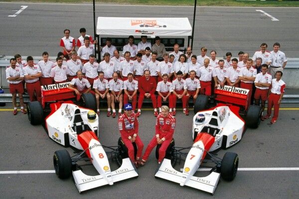 1993년 F1 시즌을 앞두고 촬영된 맥라렌 팀의 단체 라인업 사진으로 아일톤 세나와 팀의 새로운 미래였던 영건 미카 하키넨이 맥라렌 MP48 경주차 바퀴에 앉아 포즈를 취했다. 사진=맥라렌 F1
