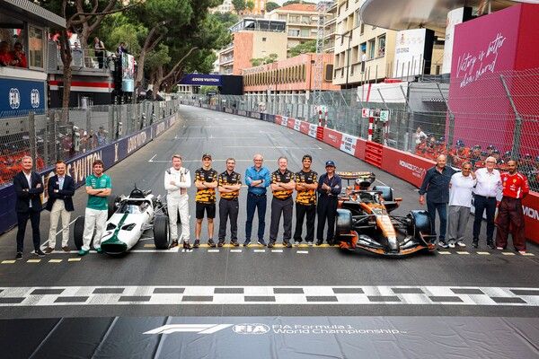 F1 데뷔 60주년과 1,000번째 그랑프리 출전을 맞이하여 기념촬영하는 맥라렌 F1팀. 사진=맥라렌
