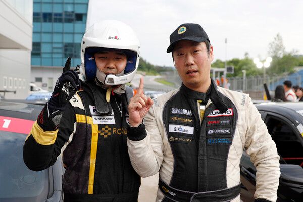 2026 인제 GT 마스터즈 제2전 3시간 내구레이스에서 종합우승한 김요셉, 지인호. 사진=전현철 기자.