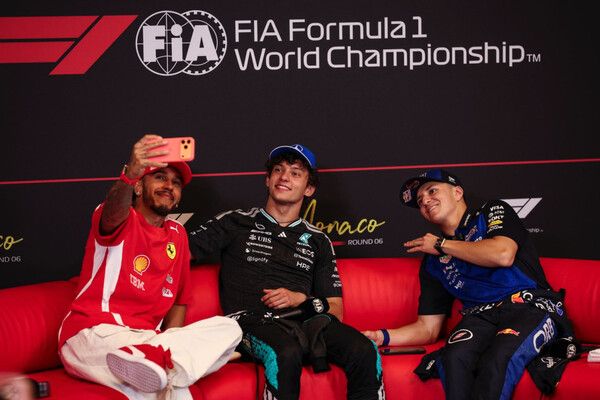 2026 F1 제6전 모나코 GP에서 안드레아 키미 안토넬리(가운데)가 우승했고, 루이스 해밀턴(왼쪽)과 아이작 하자르가 각각 2, 3위를 했다. 사진=FIA
