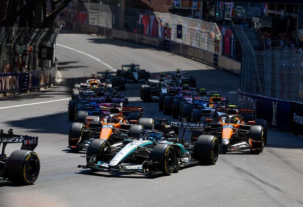 2026 F1 모나코 그랑프리 스타트 후 첫 코너로 뛰어드는 경주차들. 사진=메르세데스