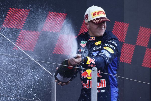 F1 데뷔 두 번째 포디엄 피니시를 달성한 아이작 하자르. 사진=레드불