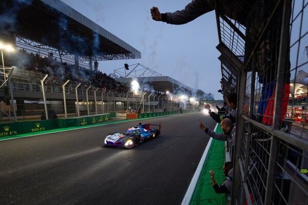 #15호차 BMW M 하이브리드 V8이 페라리와 캐딜락의 추격을 뿌리치고 체커기의 주인공이 됐다. 사진=BMW