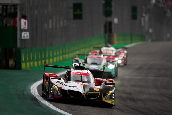 #15호차 BMW M 하이브리드 V8이 페라리와 캐딜락의 추격을 뿌리치고 우승했다. 사진=BMW