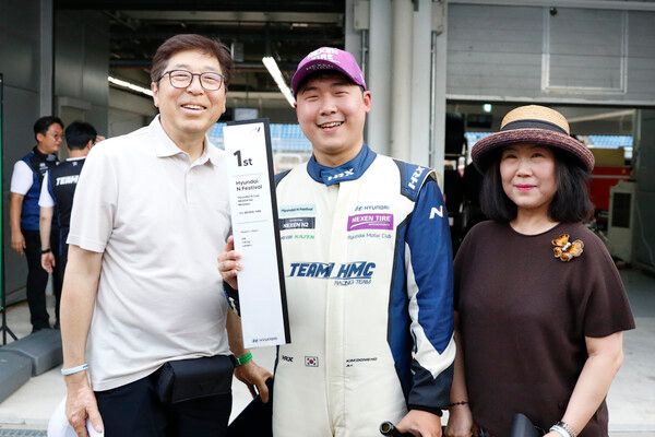 2026 현대 N 페스티벌 제3전 N2 마스터즈 결선에서 우승을 차지하고 부모님과 함께 포즈를 취한 김동호. 사진=전현철 기자.