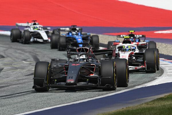 아우디 F1팀이 2026 F1 제8전 오스트리아 그랑프리에서 가브리엘 보토레토의 11위와 니코 휼켄베르그의 12위로 결선을 마쳤다.