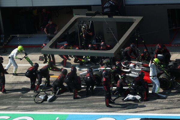 아우디 F1팀이 2026 F1 제8전 오스트리아 그랑프리에서 가브리엘 보토레토의 11위와 니코 휼켄베르그의 12위로 결선을 마쳤다.