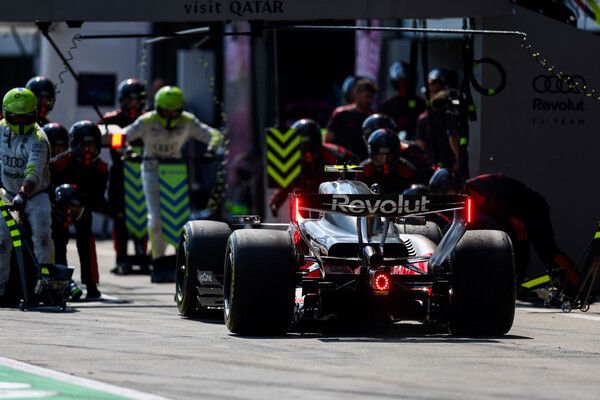 아우디 F1팀이 2026 F1 제8전 오스트리아 그랑프리에서 가브리엘 보토레토의 11위와 니코 휼켄베르그의 12위로 결선을 마쳤다.
