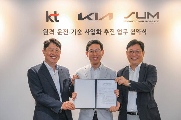 (왼쪽부터) KT 기업사업1담당 서상규 상무, 기아 신사업기획실 강주엽 상무, 에스유엠 현영진 대표가 기념사진을 촬영하고 있는 모습. 사진=기아
