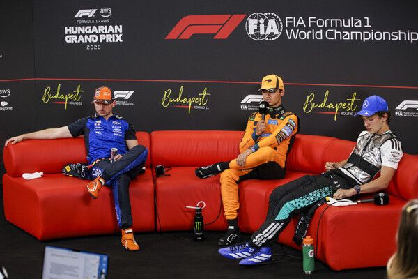 2026 F1 제11전 헝가리 GP 결선 후 1~3위를 한 랜도 노리스(가운데), 막스 페르스타펜(왼쪽), 안드레아 키미 안토넬리가 공식 기자회견에 참석했다. 사진=FIA