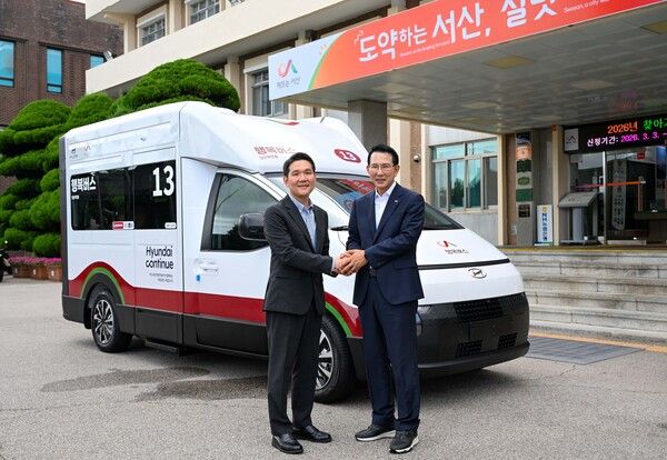 '현대 유니버설 솔루션' 임산부 특화차량 기증식 기념 촬영 (왼쪽부터 전현철 현대차 사업개발&지속가능경영실장, 이완섭 서산시장). 사진=현대자동차