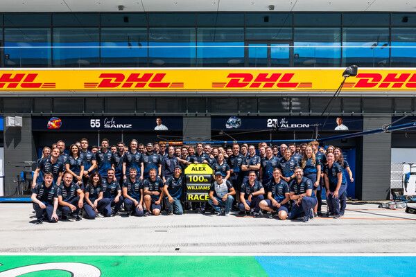 알렉산더 알본의 윌리엄즈 100경기 출전 축하. 사진=윌리엄즈 F1