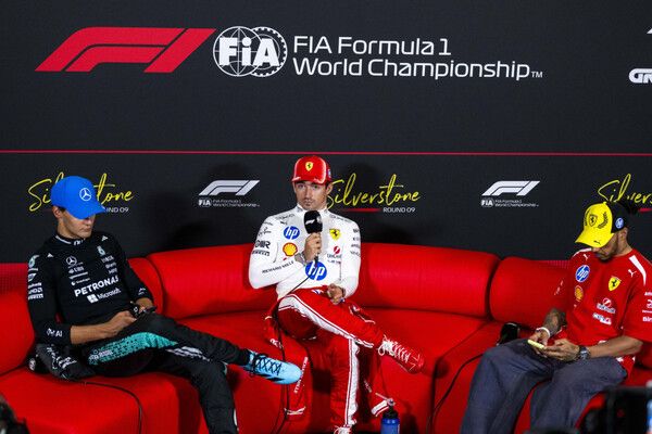 2026 F1 제9전 영국 그랑프리에서 우승한 샤를 르클레르(가운데)와 2, 3위를 한 조지 러셀(왼쪽), 루이스 해밀턴이 공식 기자회견에 참석했다. 사진=FIA
