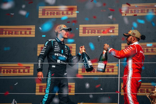 2026 F1 제9전 영국 GP 포디엄 파이트 전. 조지 러셀(왼쪽)과 루이스 해밀턴. 사진=메르세데스