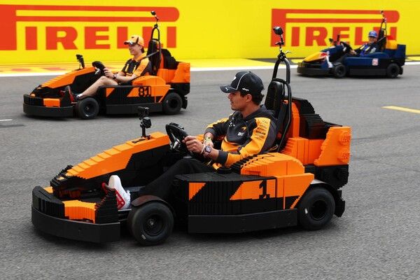 레고 카트를 즐기는 F1 드라이버들. 사진=맥라렌 F1