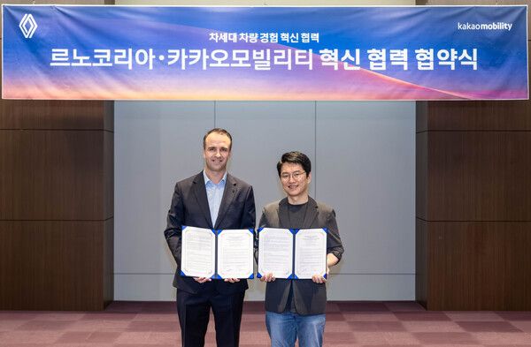 르노코리아가 카카오모빌리티와 ‘차세대 차량 경험 혁신을 위한 업무협약’을 체결했다(왼쪽부터 르노코리아 니콜라 파리 사장, 카카오모빌리티 류긍선 대표).