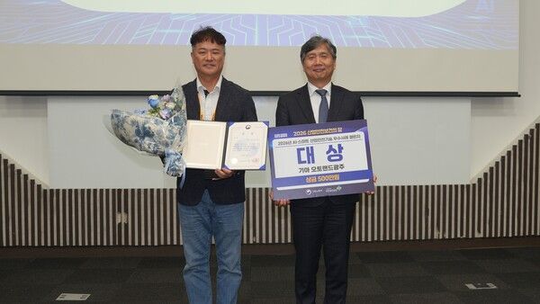 이재석 기아 오토랜드 광주 3공장장(상무, 왼쪽)과 류현철 고용노동부 산업안전보건본부장. 사진=기아