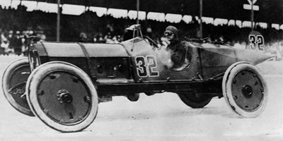 1911년 제1회 인디 500 우승차인 Marmon Wasp (32번)와 드라이버 레이 하룬(Ray Haroun). 사진=인디애나폴리스 모터 스포드웨이
