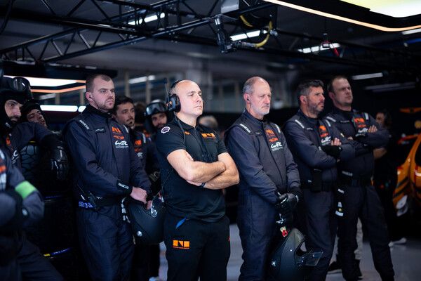 상파울루 6시간 내구레이스 예선전에서 제네시스 마그마 레이싱 팀의 피트 크루 멤버들이 팀의 물리치료사 한 명과 함께 피트 차고에서 예선전을 지켜보고 있다.