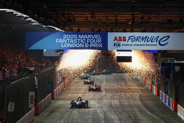 2025/26 ABB FIA 포뮬러 E 월드챔피언십 시즌 12가 역대 최대 규모의 글로벌 일정을 거쳐 15~16일 영국 런던에서 마지막 두 경기를 치른다. 사진=재규어 레이싱