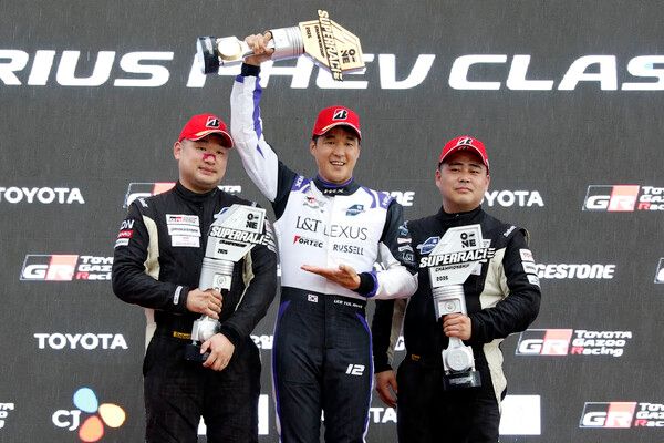2026 오네 슈퍼레이스 제5전 프리우스 PHEV 시상식, 왼쪽부터 2위 강창원, 우승 이율, 3위 표중권. 사진=전현철 기자.