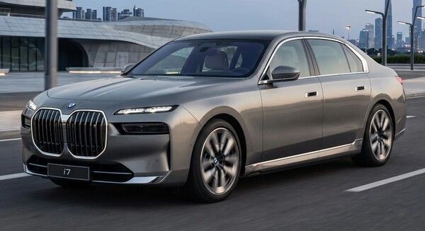 한국타이어가 BMW&nbsp;i7에 전기차 전용 타이어 ‘아이온’ 3종을 신차용 타이어로 공급한다.