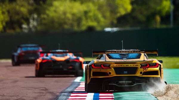쉐보레 콜벳 Z06 GT3.R(노란색)이 연석을 타넘으며 질주하는 장면. 사진=FIA WEC