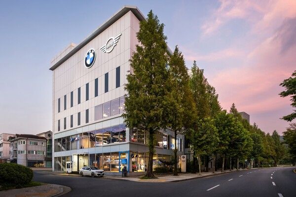 BMW 그룹 코리아 공식 딜러사 코오롱 모터스가 BMW 분당 전시장을 새롭게 단장해 문을 열었다.