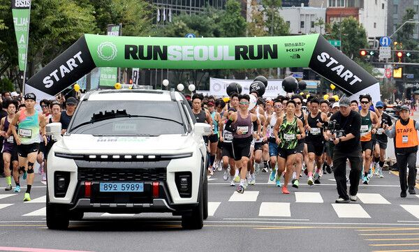 KG 모빌리티(KGM)가 ‘2026 런서울런’ 공식 스폰서로 참여해 무쏘 EV와 무쏘를 운영 차량으로 지원했다.