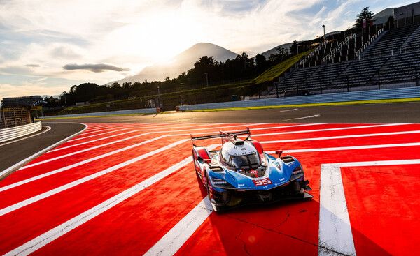 런오프 구역의 붉은색 스트라이프 연석 위에 서 있는 알핀 A424 레이스카. 사진=FIA WEC