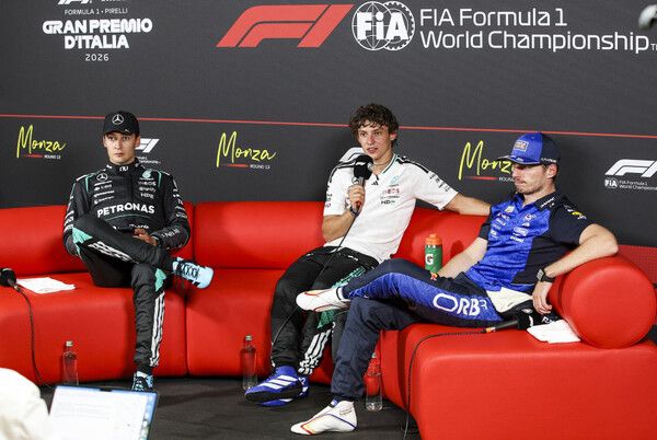 2026 F1 제13전 이탈리아 그랑프리 결선 후 공식 기자회견에 참가한 안드레아 키미 안토넬리(가운데)와 조지 러셀(왼쪽), 막스 페르스타펜. 사진=FIA