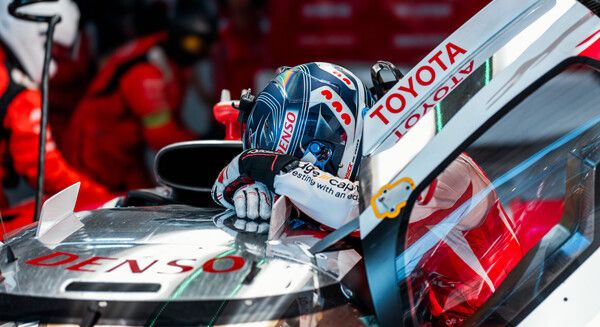 COTA에서 막판까지 우승을 이끌던 토요타의 리타이어에 좌절하는 드라이버. 사진=FIA WEC