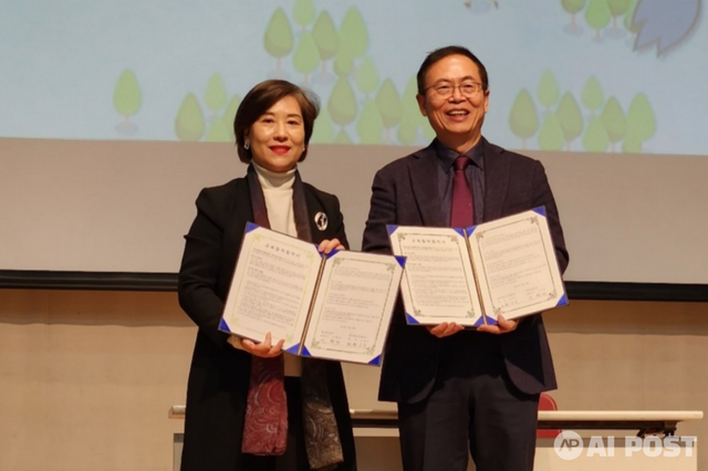 이형세 테크빌교육 대표(오른편)와 최은숙 한국중등교장협의회 부회장이 MOU 체결 후 기념사진을 촬영하고 있다. (사진=테크빌교육)