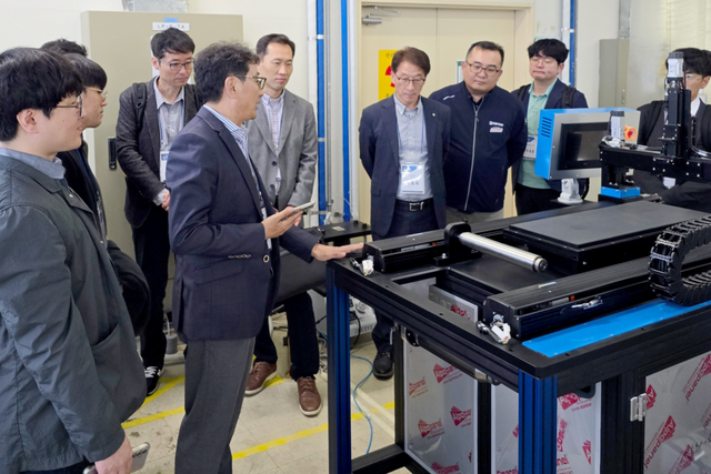 ‘2024 산·학·연·관 수소 에너지 기술교류회’ 참석자들이 KITECH 서남본부 연구소 시설을 견학하고 있다. (사진=지스트)