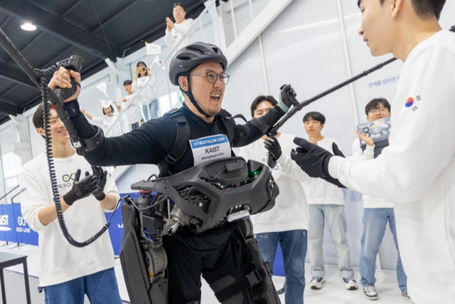 미션 통과 후 환호하는 김승환 연구원. (사진=카이스트)