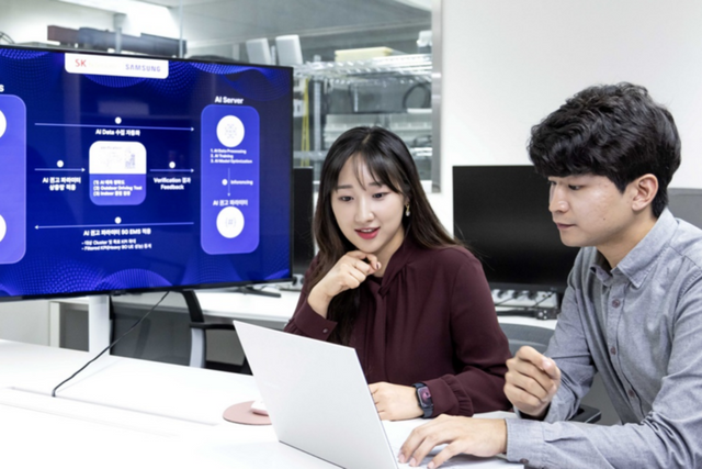 SK텔레콤과 삼성전자 연구원이 AI 기반 5G 기지국 품질 최적화 기술 실증에 대해 논의하는 모습. (사진=SK텔레콤)