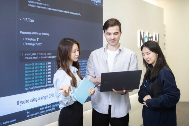 노타AI의 구성원들이 'SK AI 서밋 2024' 참가를 앞두고 전시 참가 내용 등에 대해 논의하는 모습. (사진=SKT)