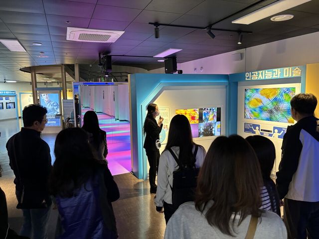 과학관 전시를 체험 중인 성인 괸람객. (사진=국립광주과학관)