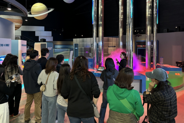 과학관 전시를 체험 중인 성인 괸람객. (사진=국립광주과학관)