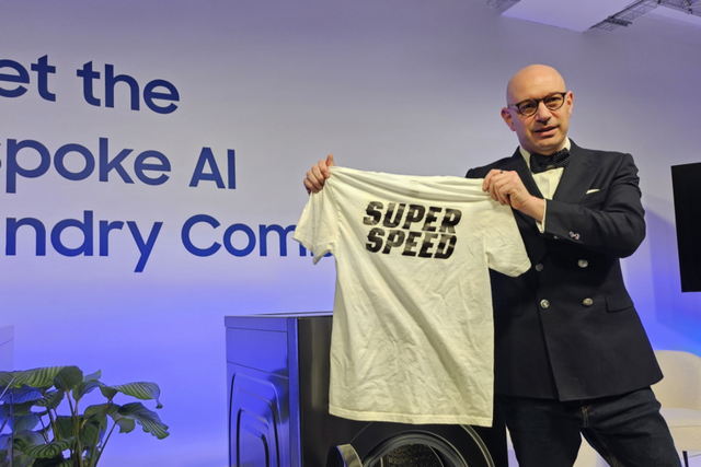 삼성전자 구주 총괄 최고마케팅책임자(CMO) 벤자민 브라운(Benjamin Braun)이 14일(현지 시간) 독일 베를린에서 유럽 전역에서 모인 인플루언서와 미디어를 대상으로 ‘비스포크 AI 콤보’를 소개하고 있다. (사진=삼성전자)