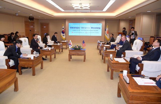 강기정 광주광역시장이 18일 시청 비즈니스룸에서 미국 버지니아정부 관계자의 예방을 받고 양 지역 농업 및 푸드테크 분야 협력 모색을 위한 간담회 후 참석자들과 함께 기념촬영을 하고 있다. (사진=광주광역시)