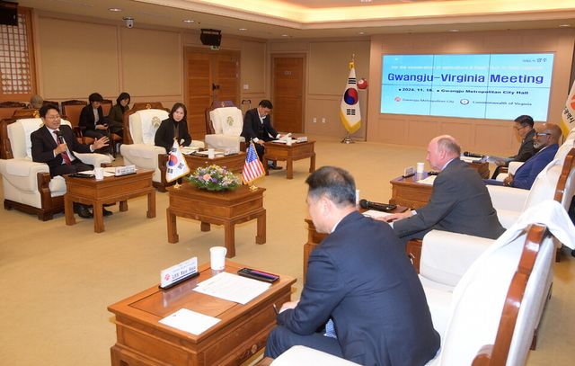 강기정 광주광역시장이 18일 시청 비즈니스룸에서 미국 버지니아정부 관계자의 예방을 받고 양 지역 농업 및 푸드테크 분야 협력 모색을 위한 간담회 후 참석자들과 함께 기념촬영을 하고 있다. (사진=광주광역시)